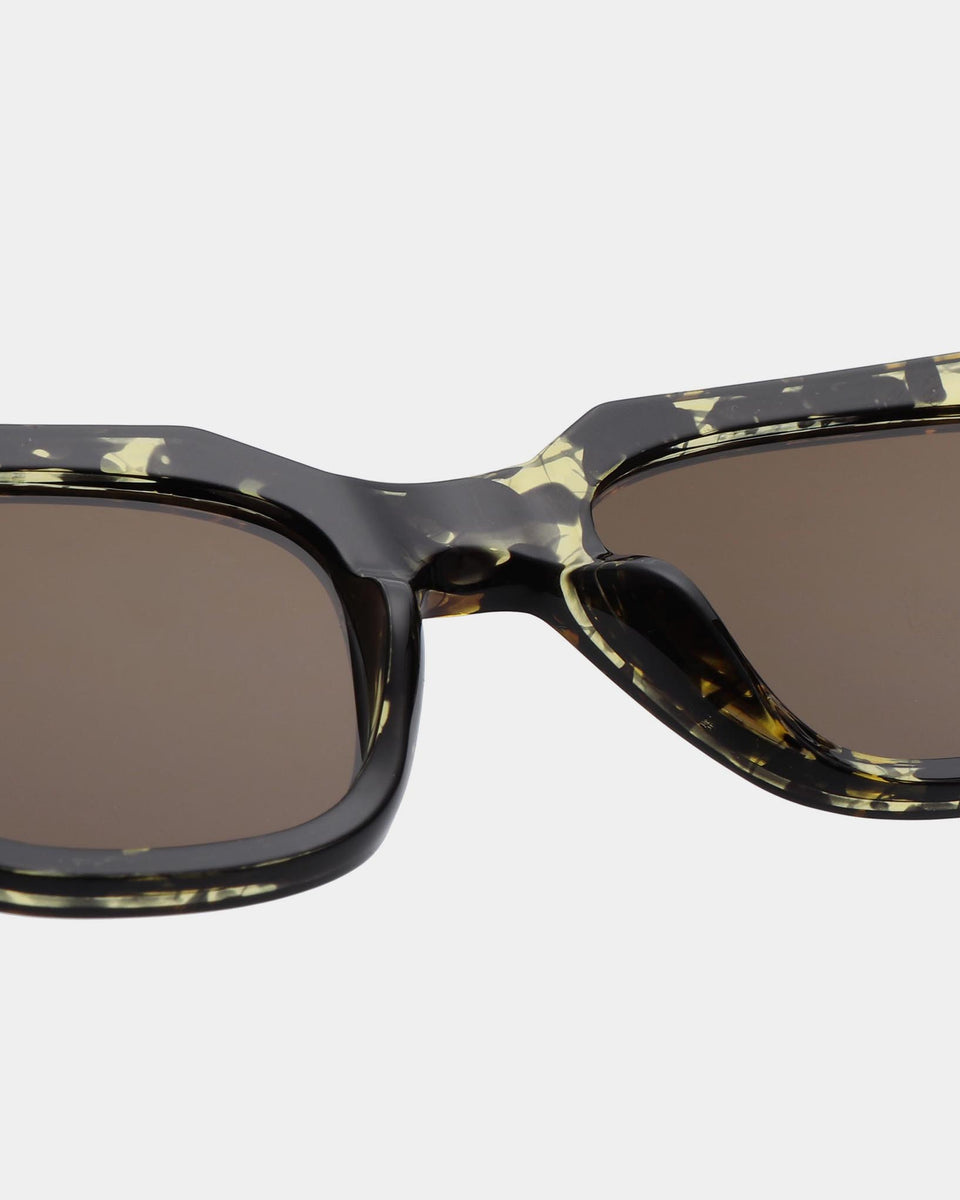 AKjaerbede Kaws Zonnebril Black - Yellow Tortoise